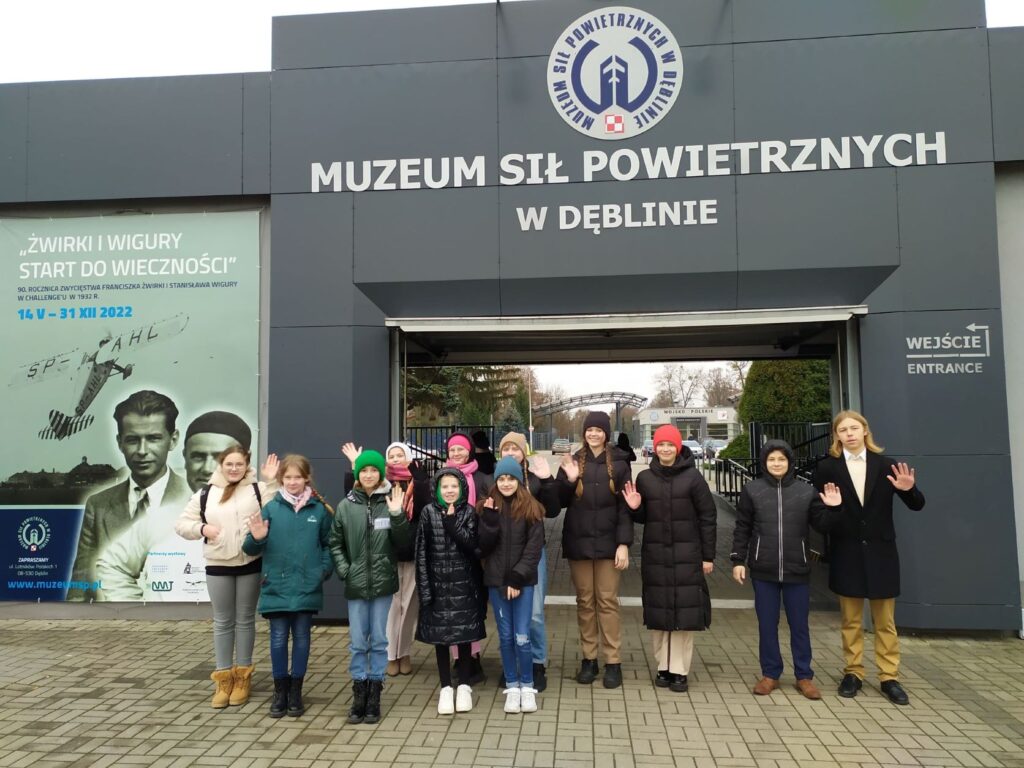 Przegląd Piosenki Patriotycznej i Harcersskij Powiatowej Biblioteki Publicznej w Rykach, zdjęcie przed Muzeum
