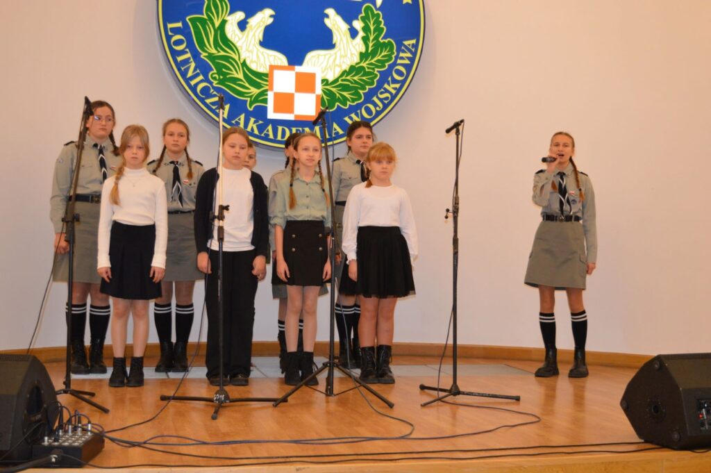 Przegląd Piosenki Patriotycznej i Harcersskij Powiatowej Biblioteki Publicznej w Rykach, dzieci na scenie scena