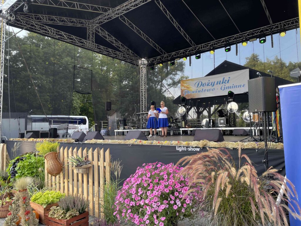 dożynki powiatowo- gminne, dwie osoby na scenie