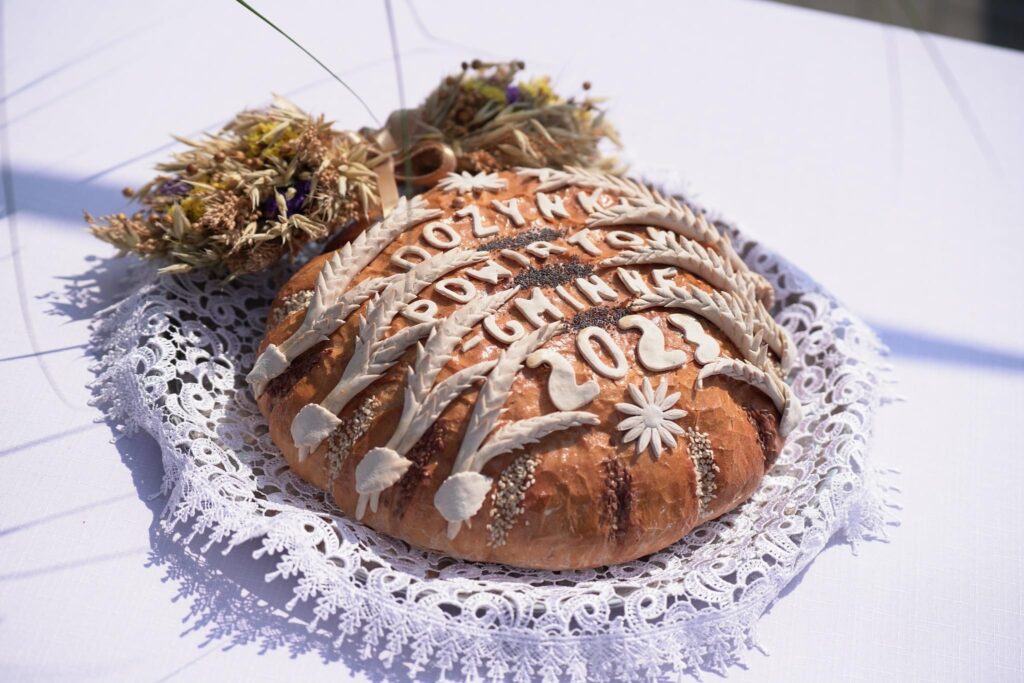 dożynki powiatowo- gminne,  KGW prezentacja chlebek