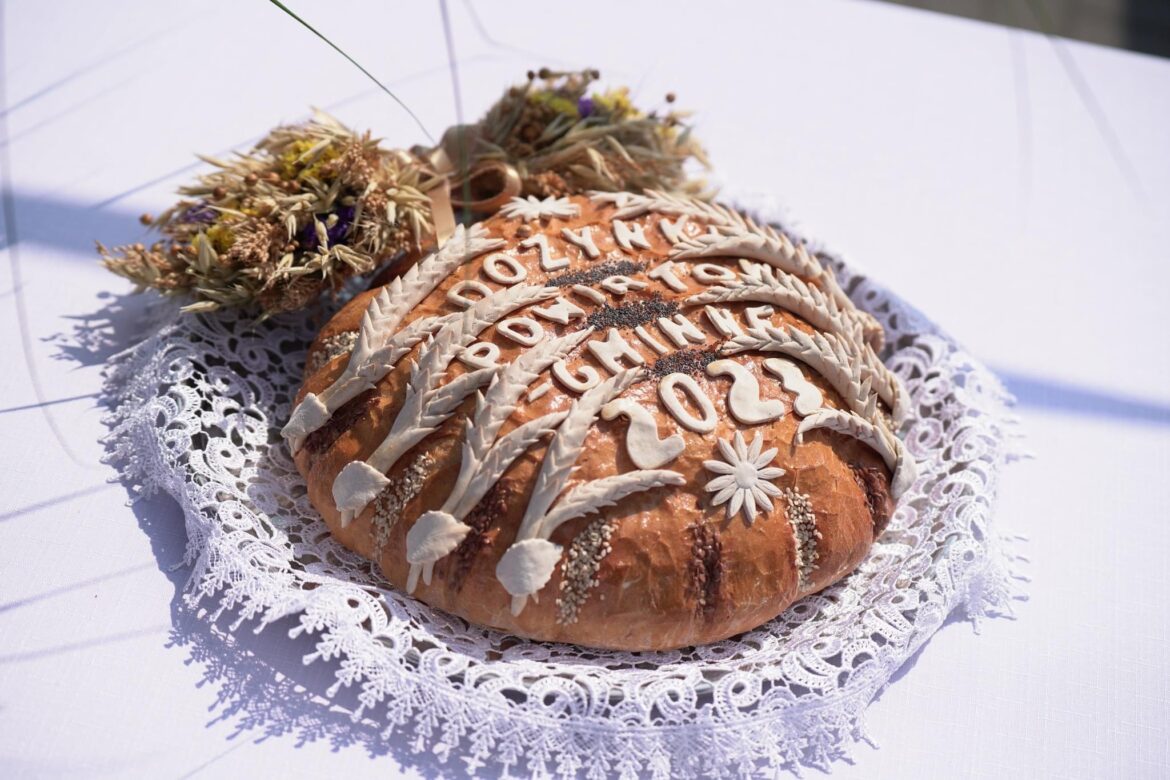 dożynki powiatowo- gminne, KGW prezentacja chlebek