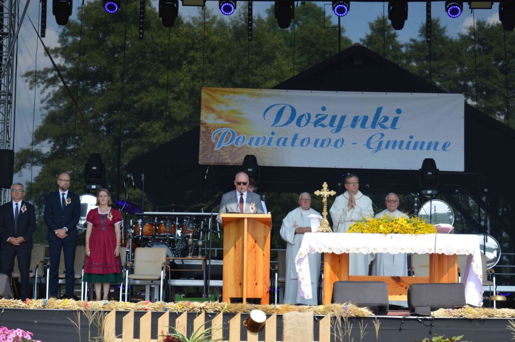 dożynki powiatowo- gminne, widok przemawiającego Starosty
