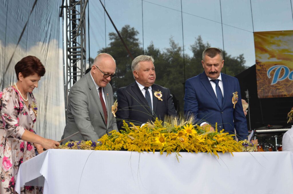 dożynki powiatowo- gminne, starosta na scenie wśród gości