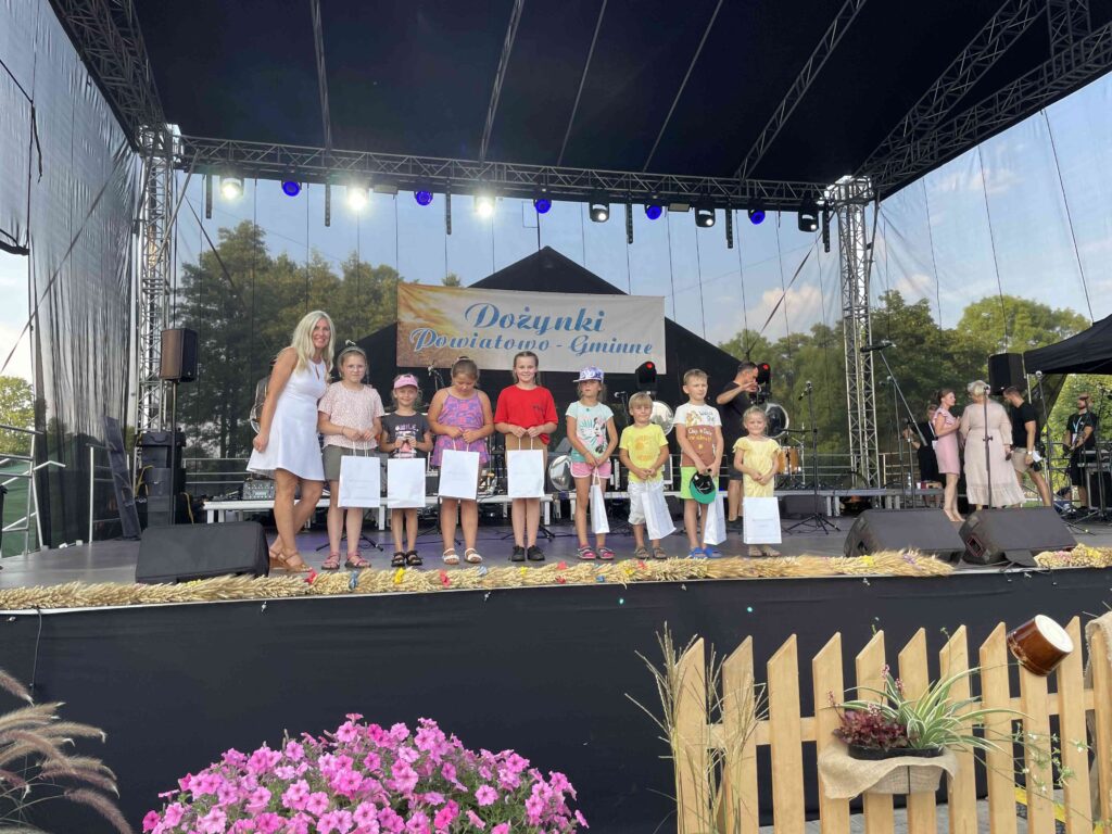 dożynki powiatowo- gminne,  scena, dzieci