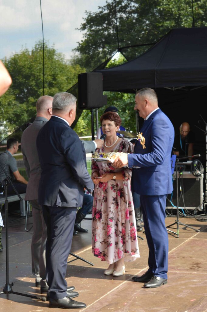 dożynki powiatowo- gminne, starosta na scenie wśród gości