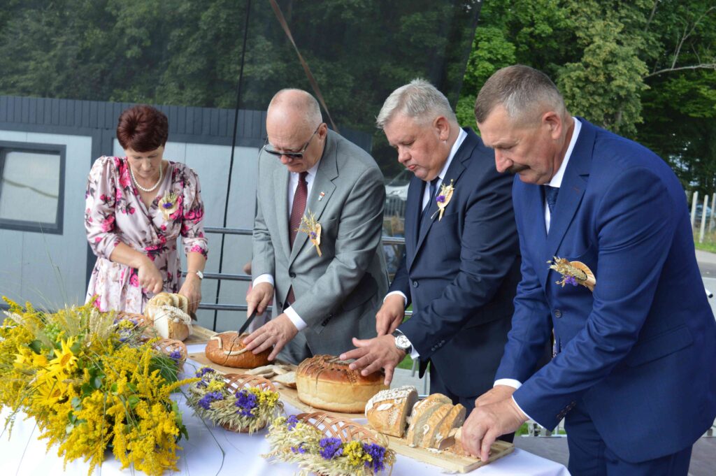 dożynki powiatowo- gminne, starosta na scenie wśród gości