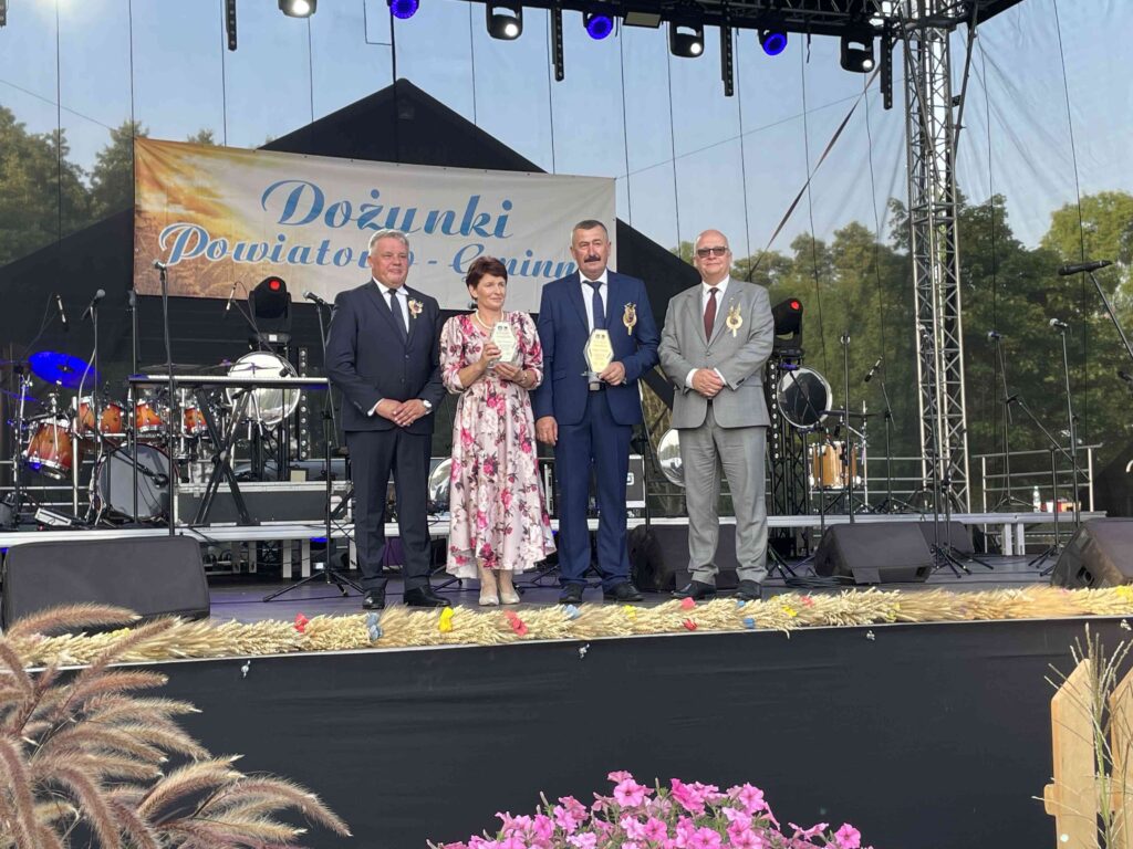 dożynki powiatowo- gminne, starosta na scenie wśród gości