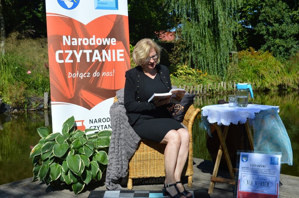 2023 czyta  nauczyciel - Narodowe czytanie zorganizowane przez powiatową bibliotekę w Rykach