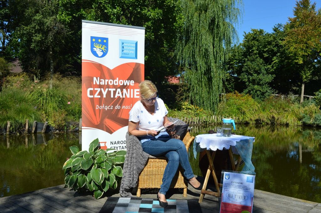 2023 czyta Dyrektor PPP  - Narodowe czytanie zorganizowane przez powiatową bibliotekę w Rykach