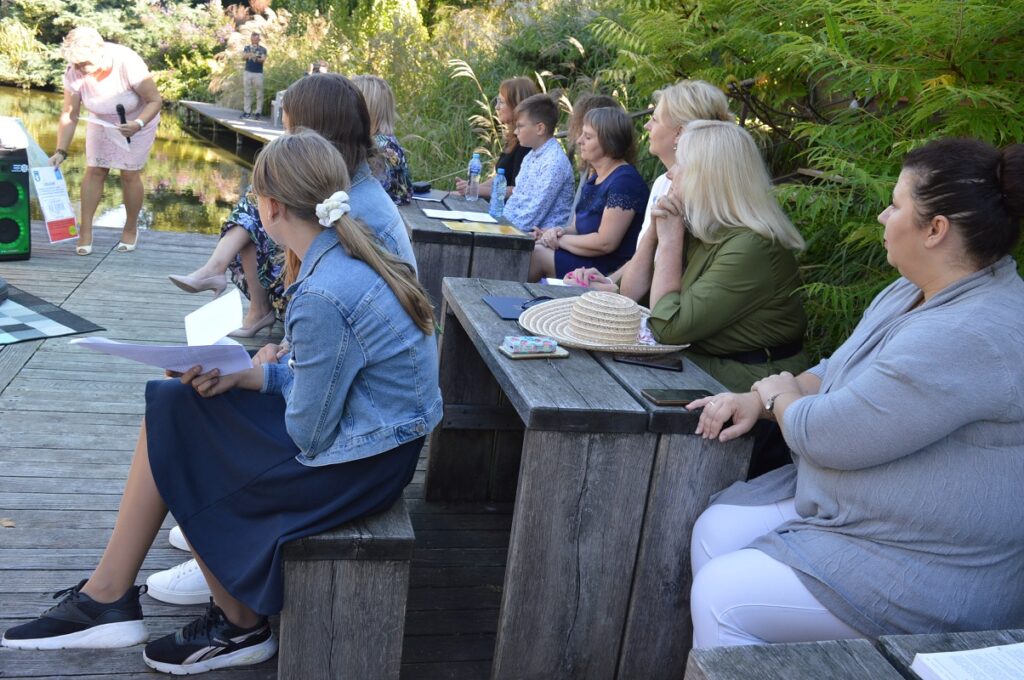 Czekająci słuchając Starosty Na Narodowym Czytaniu 2023