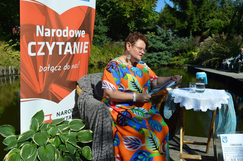 Dyrektor ZSZ Nr 2 w Rykach czyta - Narodowe czytanie zorganizowane przez powiatową bibliotekę w Rykach