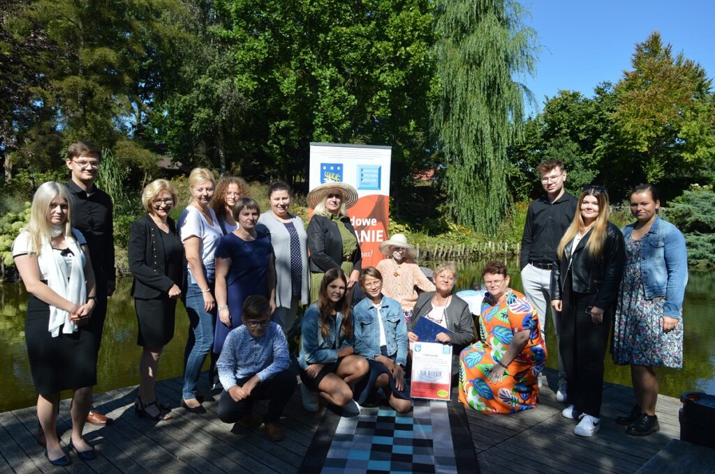 2023 czytający grupowe   - Narodowe czytanie zorganizowane przez powiatową bibliotekę w Rykach