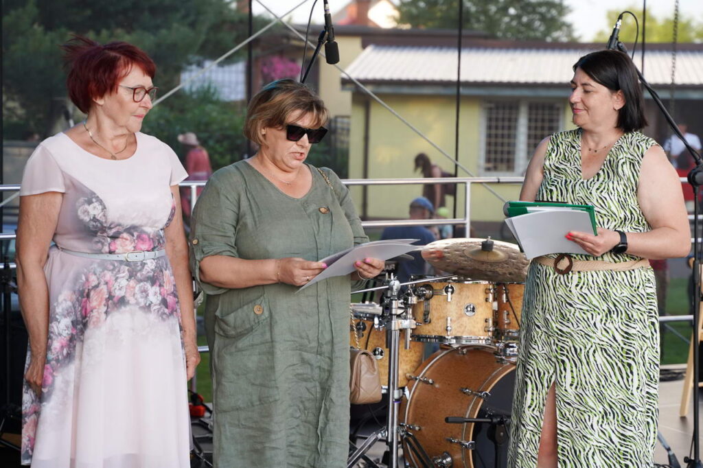 Festiwal Kultury Regionów, zdjęcie zamieściła Dagmara Jarosz - dyrektor Powiatowej Biblioteki Publicznej w Rykach - zdjęcie trzech kobiet