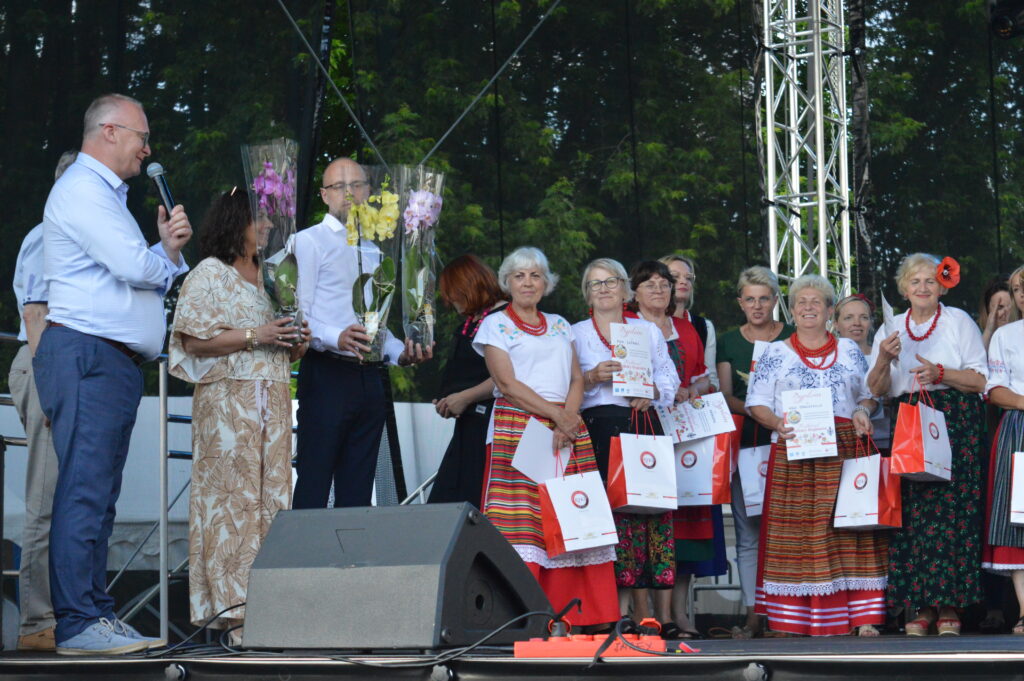Festiwal Kultury Regionów, zdjęcie zamieściła Dagmara Jarosz - dyrektor Powiatowej Biblioteki Publicznej w Rykach - zdjęcie na scenie