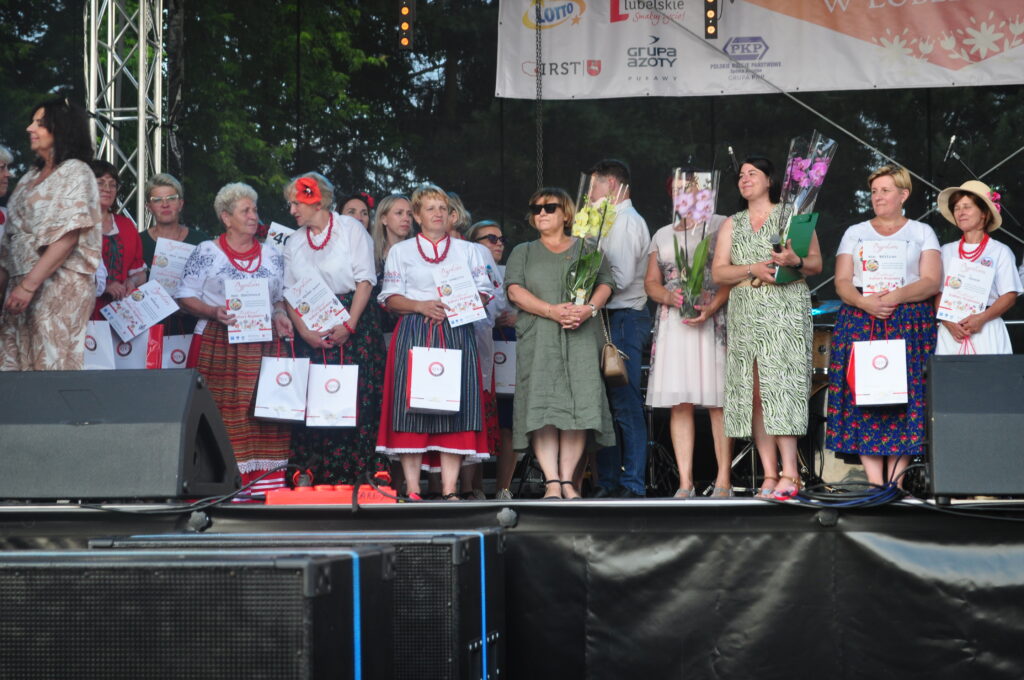 Festiwal Kultury Regionów, zdjęcie zamieściła Dagmara Jarosz - dyrektor Powiatowej Biblioteki Publicznej w Rykach - zdjęcie na scenie