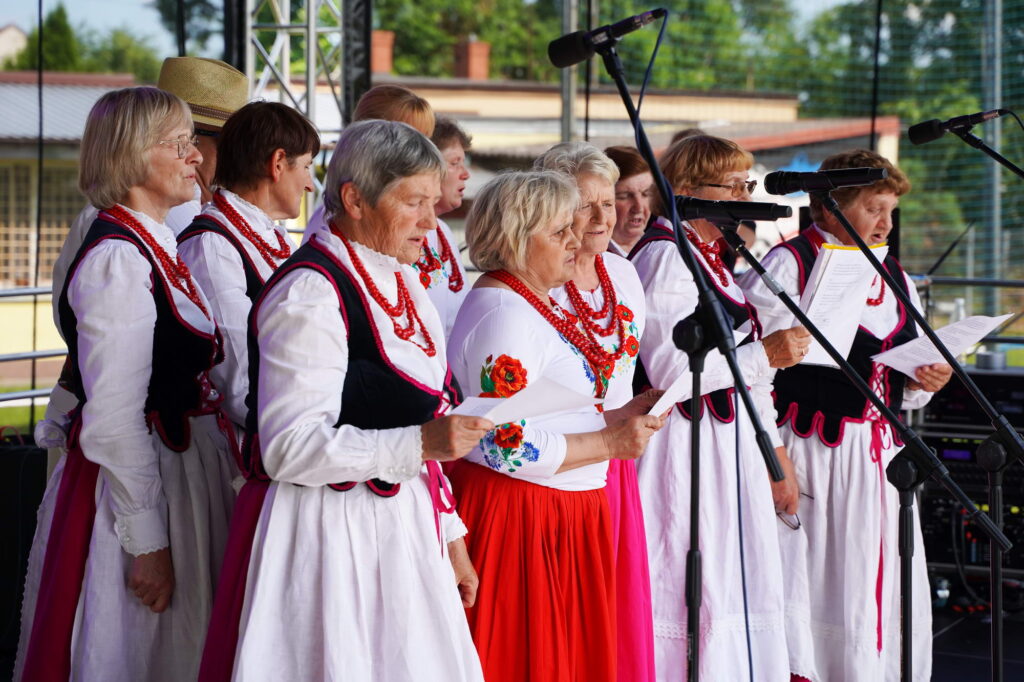 Festiwal Kultury Regionów, zdjęcie zamieściła Dagmara Jarosz - dyrektor Powiatowej Biblioteki Publicznej w Rykach - zdjęcie kobiet na scenie