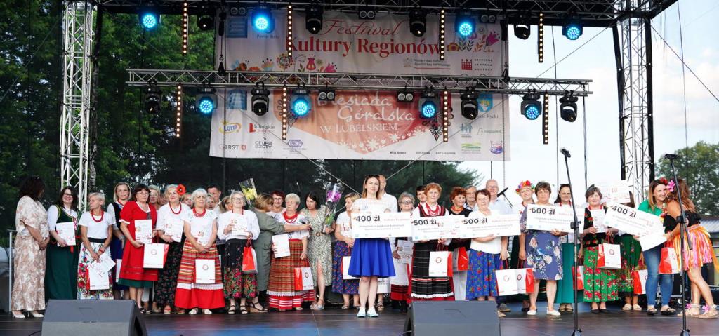 Festiwal Kultury Regionów, zdjęcie zamieściła Dagmara Jarosz - dyrektor Powiatowej Biblioteki Publicznej w Rykach - zdjęcie sceny z ludźmi