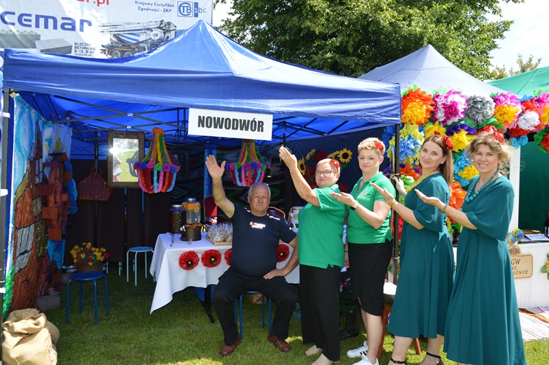 Festiwal Kultury Regionów, zdjęcie zamieściła Dagmara Jarosz - dyrektor Powiatowej Biblioteki Publicznej w Rykach - zdjęcie przed namiotem