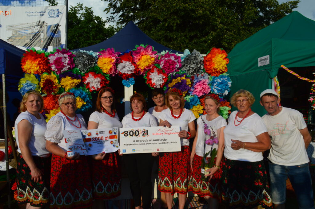 Festiwal Kultury Regionów, zdjęcie zamieściła Dagmara Jarosz - dyrektor Powiatowej Biblioteki Publicznej w Rykach - zdjęcie kobiet nagrodzonych