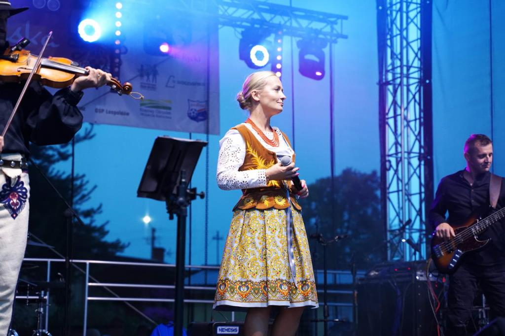 Festiwal Kultury Regionów, zdjęcie zamieściła Dagmara Jarosz - dyrektor Powiatowej Biblioteki Publicznej w Rykach - zdjęcie kobiety na scenie