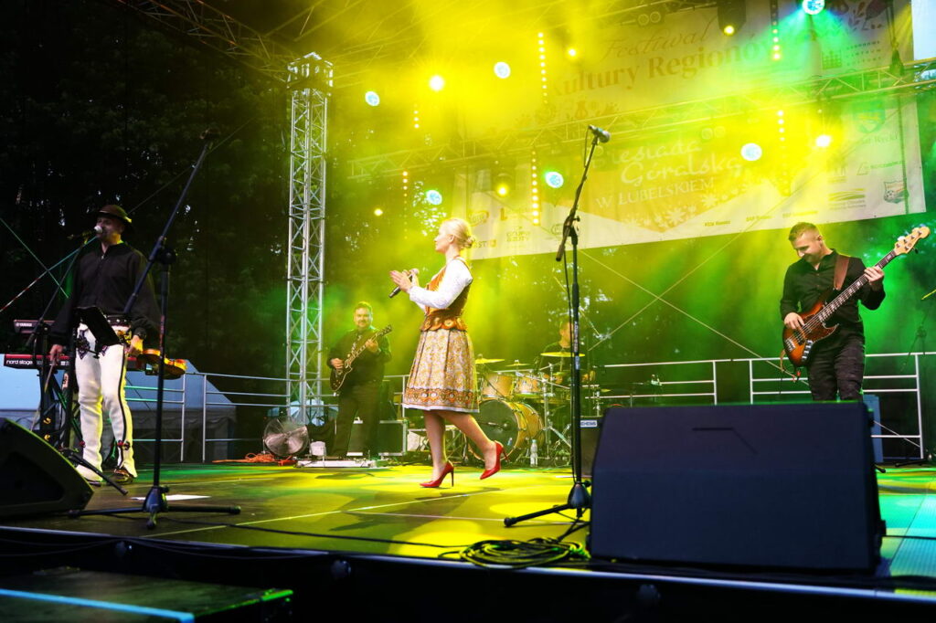 Festiwal Kultury Regionów, zdjęcie zamieściła Dagmara Jarosz - dyrektor Powiatowej Biblioteki Publicznej w Rykach - zdjęcie sceny