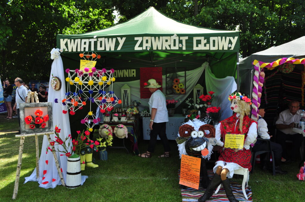 Festiwal Kultury Regionów, zdjęcie zamieściła Dagmara Jarosz - dyrektor Powiatowej Biblioteki Publicznej w Rykach - zdjęcie stoiska kwiatowego