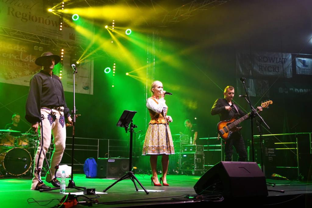 Festiwal Kultury Regionów, zdjęcie zamieściła Dagmara Jarosz - dyrektor Powiatowej Biblioteki Publicznej w Rykach - zdjęcie zespołu góralskiego- scena