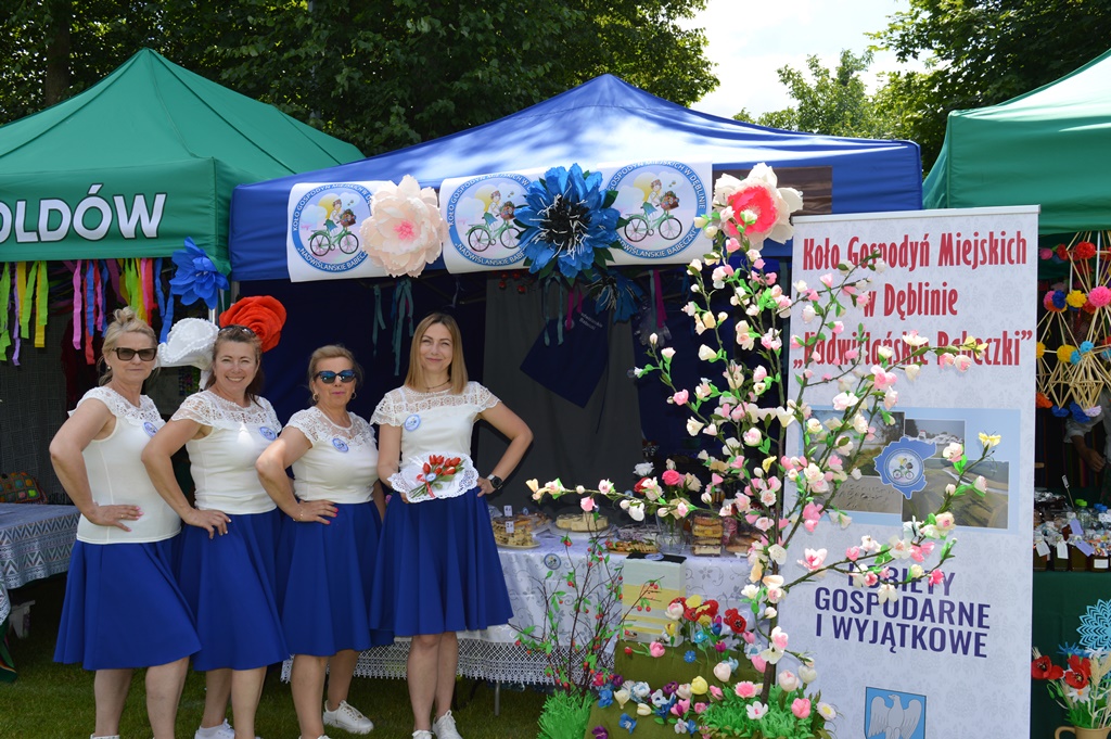 Festiwal Kultury Regionów, zdjęcie zamieściła Dagmara Jarosz - dyrektor Powiatowej Biblioteki Publicznej w Rykach - zdjęcie kobiet trzech