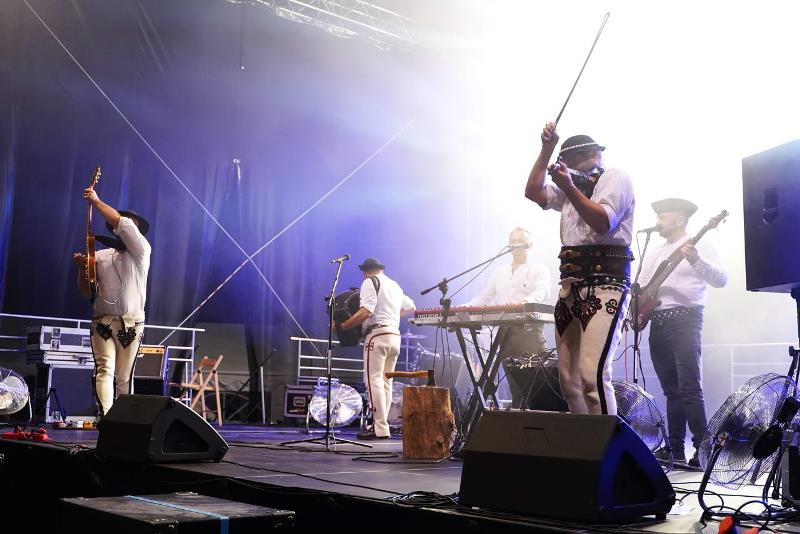 Festiwal Kultury Regionów, zdjęcie zamieściła Dagmara Jarosz - dyrektor Powiatowej Biblioteki Publicznej w Rykach - zdjęcie zespołu góralskiego