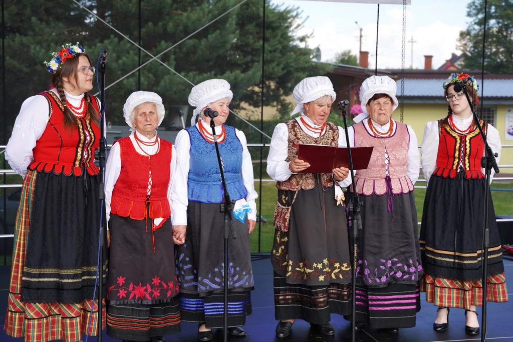 Festiwal Kultury Regionów, zdjęcie zamieściła Dagmara Jarosz - dyrektor Powiatowej Biblioteki Publicznej w Rykach - zdjęcie kobiet na scenie