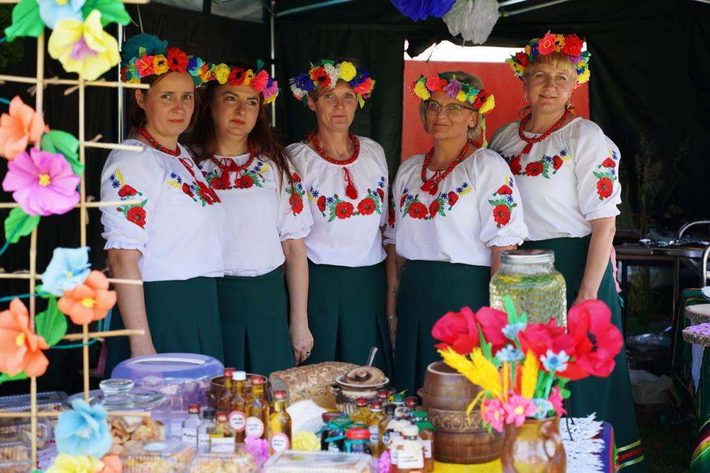 Festiwal Kultury Regionów, zdjęcie zamieściła Dagmara Jarosz - dyrektor Powiatowej Biblioteki Publicznej w Rykach - zdjęcie pięciu kobiet