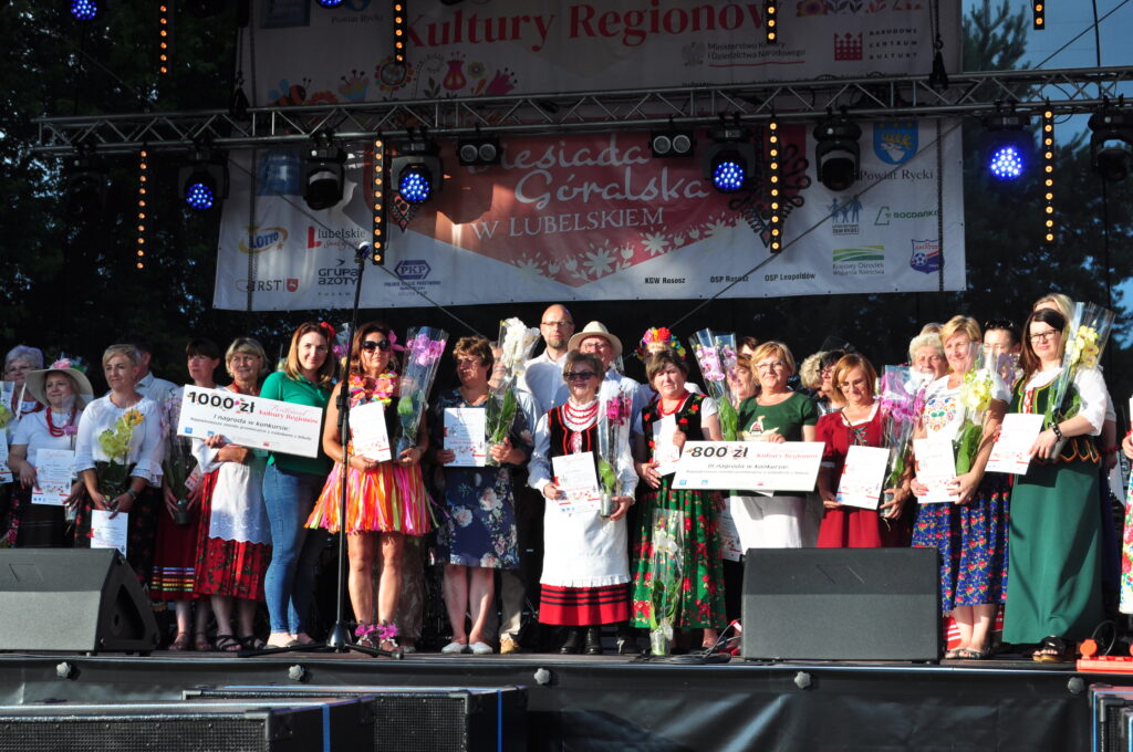 Festiwal Kultury Regionów, zdjęcie zamieściła Dagmara Jarosz - dyrektor Powiatowej Biblioteki Publicznej w Rykach - zdjęcie grupy na scenie