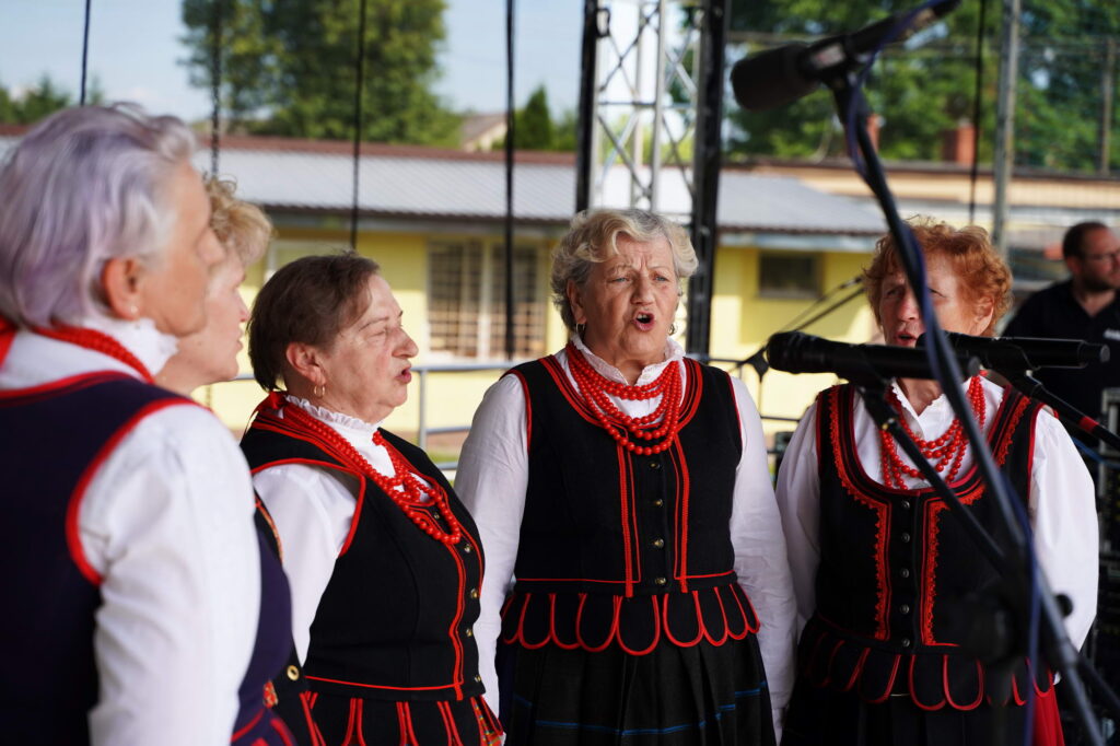 Festiwal Kultury Regionów, zdjęcie zamieściła Dagmara Jarosz - dyrektor Powiatowej Biblioteki Publicznej w Rykach - zdjęcie kobiety śpiewają