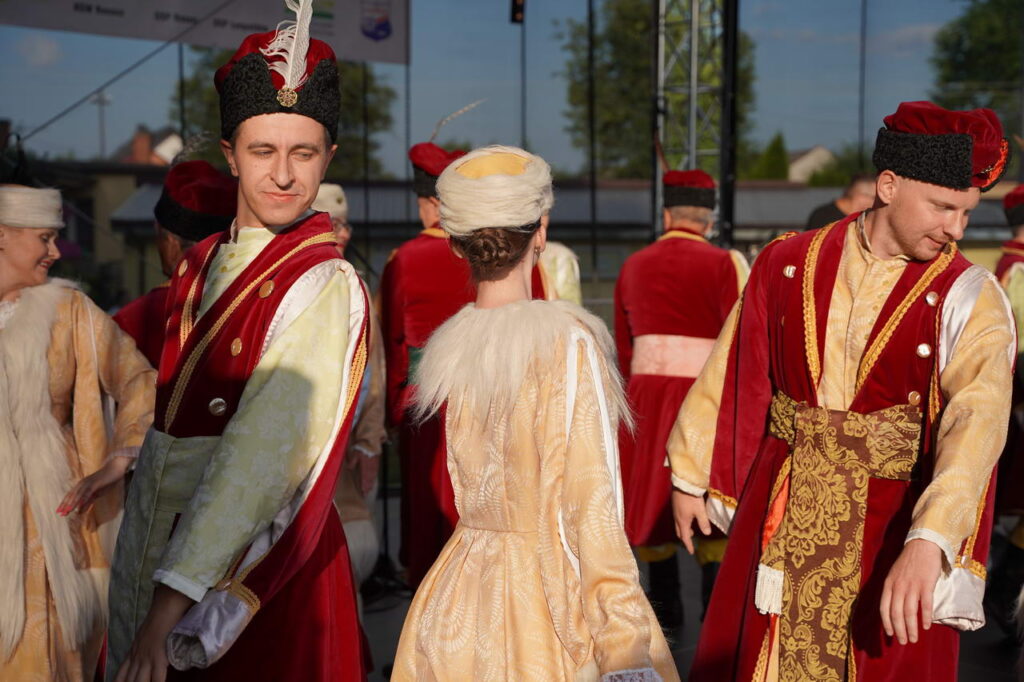 Festiwal Kultury Regionów, zdjęcie zamieściła Dagmara Jarosz - dyrektor Powiatowej Biblioteki Publicznej w Rykach - zdjęcie występu zespołu ludowego z Deblina