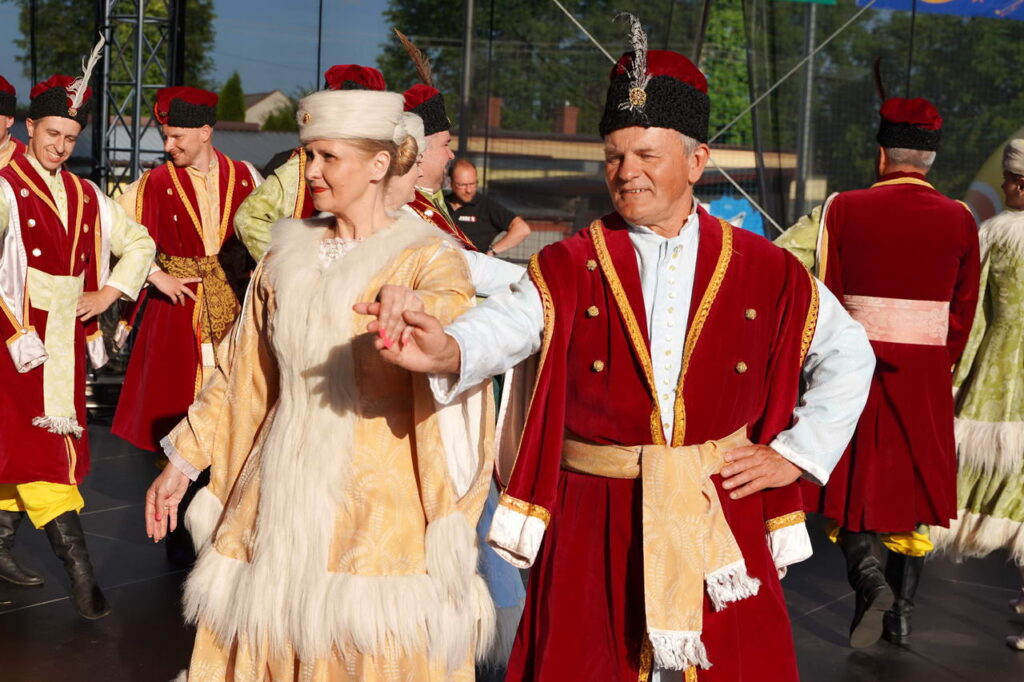 Festiwal Kultury Regionów, zdjęcie zamieściła Dagmara Jarosz - dyrektor Powiatowej Biblioteki Publicznej w Rykach - zdjęcie tańczących dębliniaków