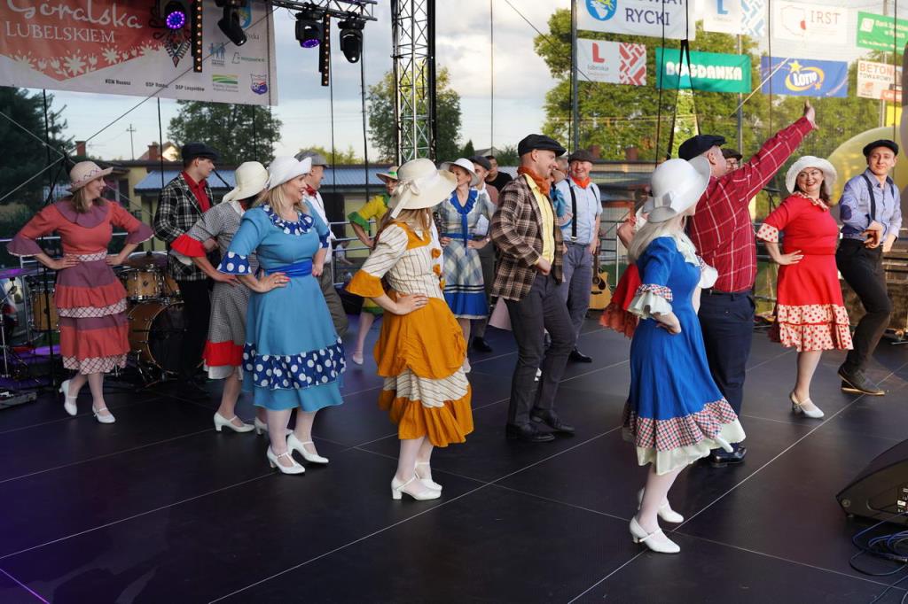 Festiwal Kultury Regionów, zdjęcie zamieściła Dagmara Jarosz - dyrektor Powiatowej Biblioteki Publicznej w Rykach - zdjęcie tańczących par na scenie