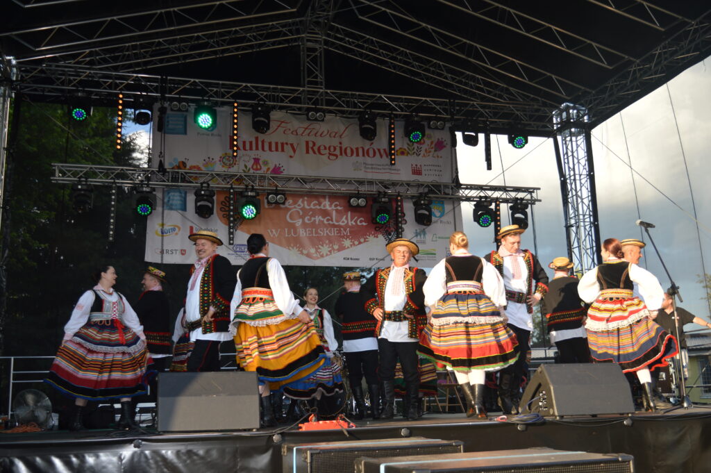 Festiwal Kultury Regionów, zdjęcie zamieściła Dagmara Jarosz - dyrektor Powiatowej Biblioteki Publicznej w Rykach - zdjęcie tańczących w strojach ludowych
