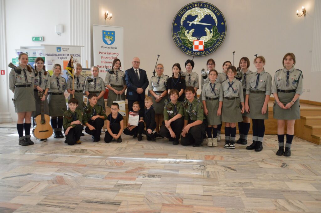 Powiatowy Przegląd Piosenki Patriotycznej I Harcerskiej - na scenie i starosta
