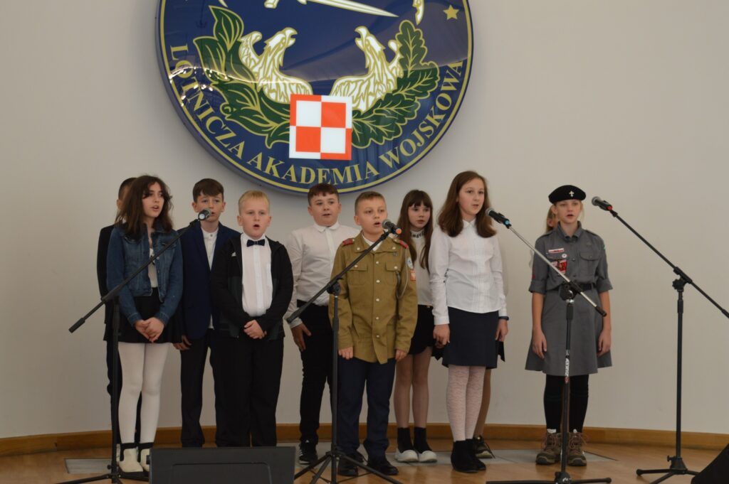 Powiatowy Przegląd Piosenki Patriotycznej I Harcerskiej - na scenie śpiew