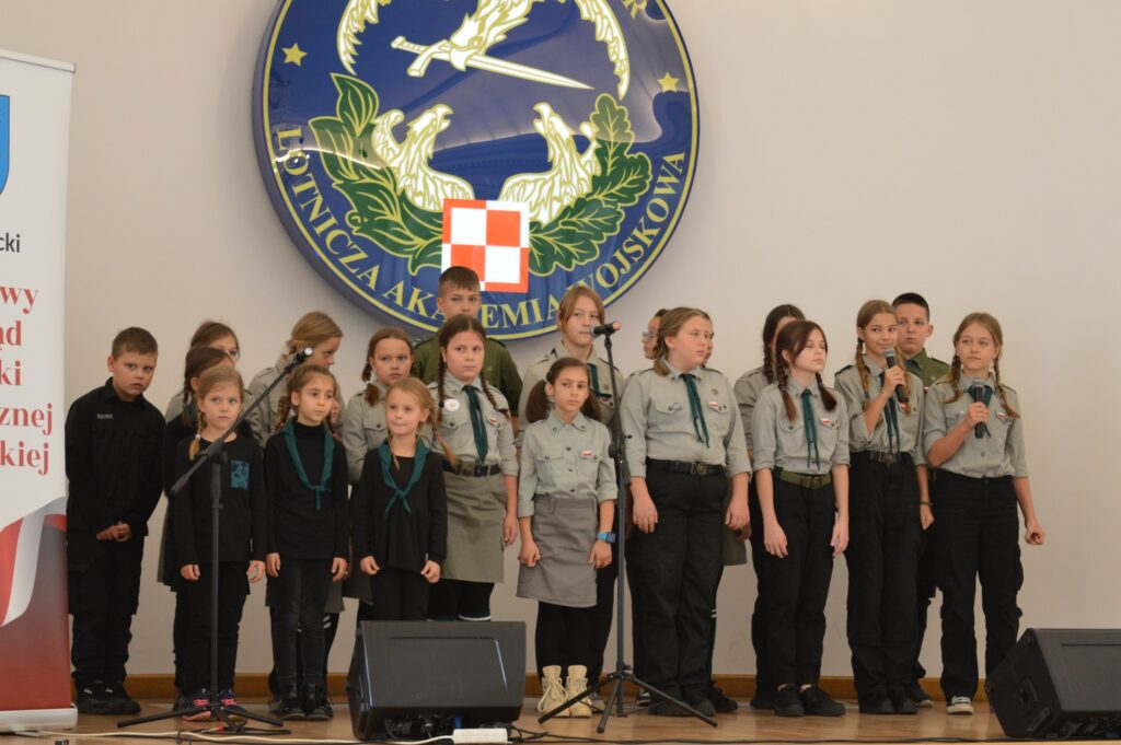 Powiatowy Przegląd Piosenki Patriotycznej I Harcerskiej - na scenie śpiew