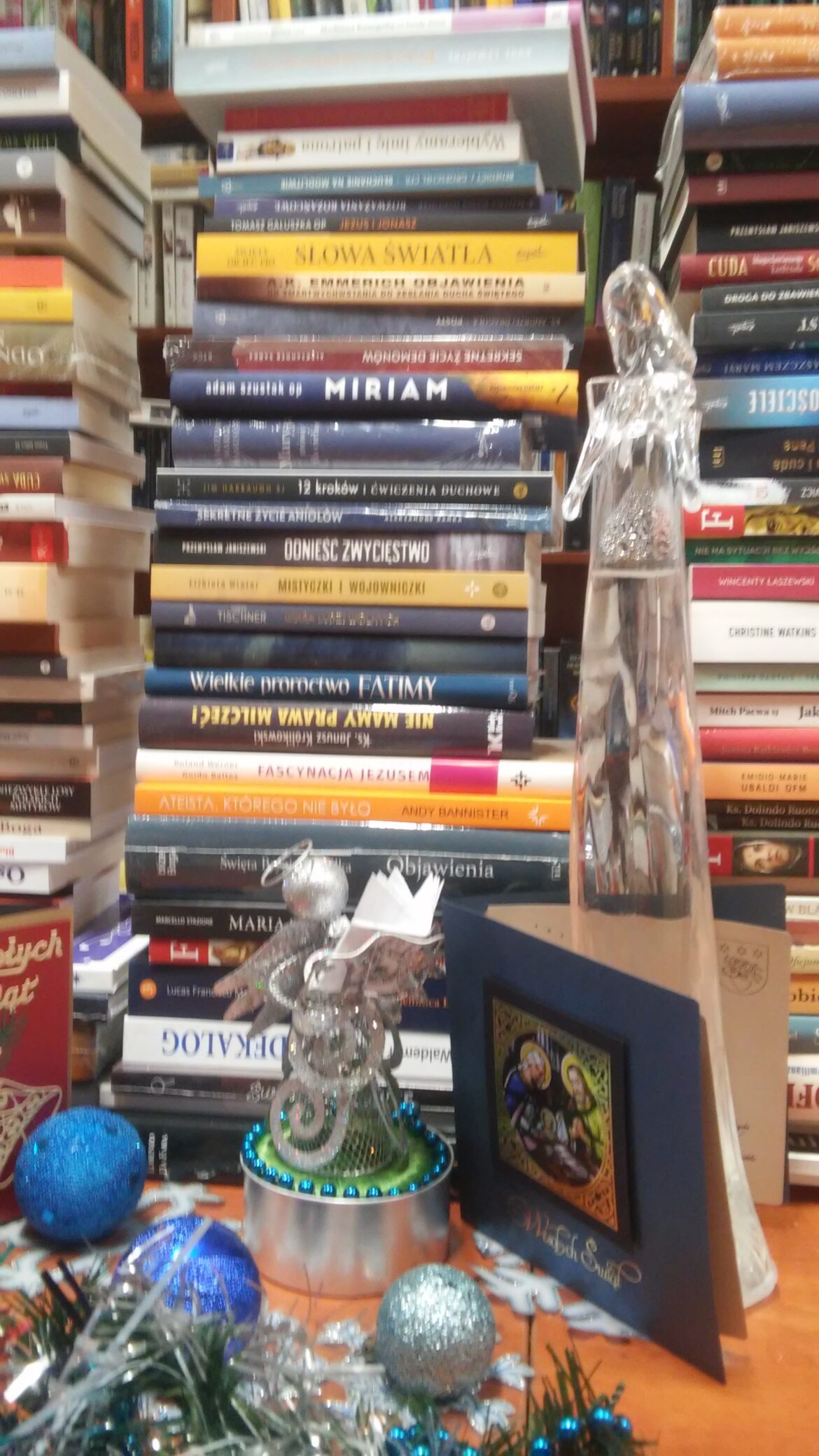 stos książek i życzenia