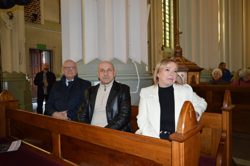 w Kościele patrzą starosta, wicestarosta i dyr LO na uczestników konkursu na najciekawsze wykonanie montażu słowno-muzycznego poświęconego pamięci świętemu Jana Pawła drugiego