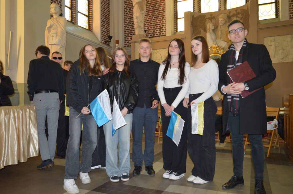 w Kościele stoją nagrodzeni uczestnicy konkursu na najciekawsze wykonanie montażu słowno-muzycznego poświęconego pamięci świętemu Jana Pawła drugiego