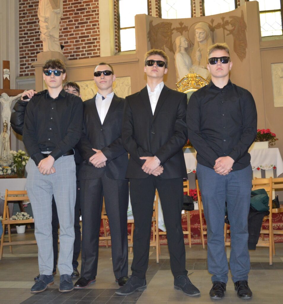 w Kościele stoją nagrodzeni uczestnicy konkursu na najciekawsze wykonanie montażu słowno-muzycznego poświęconego pamięci świętemu Jana Pawła drugiego