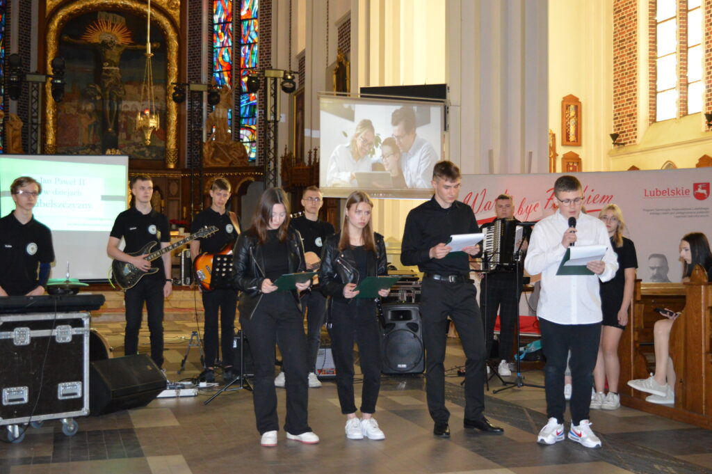w Kościele stoją nagrodzeni uczestnicy konkursu na najciekawsze wykonanie montażu słowno-muzycznego poświęconego pamięci świętemu Jana Pawła drugiego