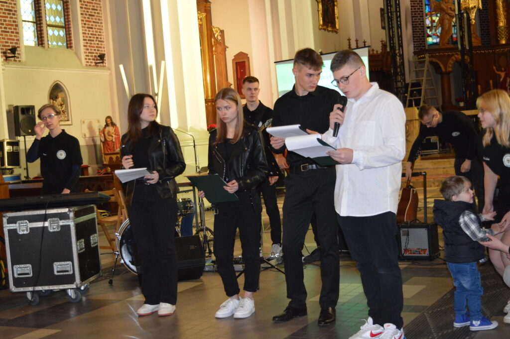 w Kościele stoją nagrodzeni uczestnicy konkursu na najciekawsze wykonanie montażu słowno-muzycznego poświęconego pamięci świętemu Jana Pawła drugiego