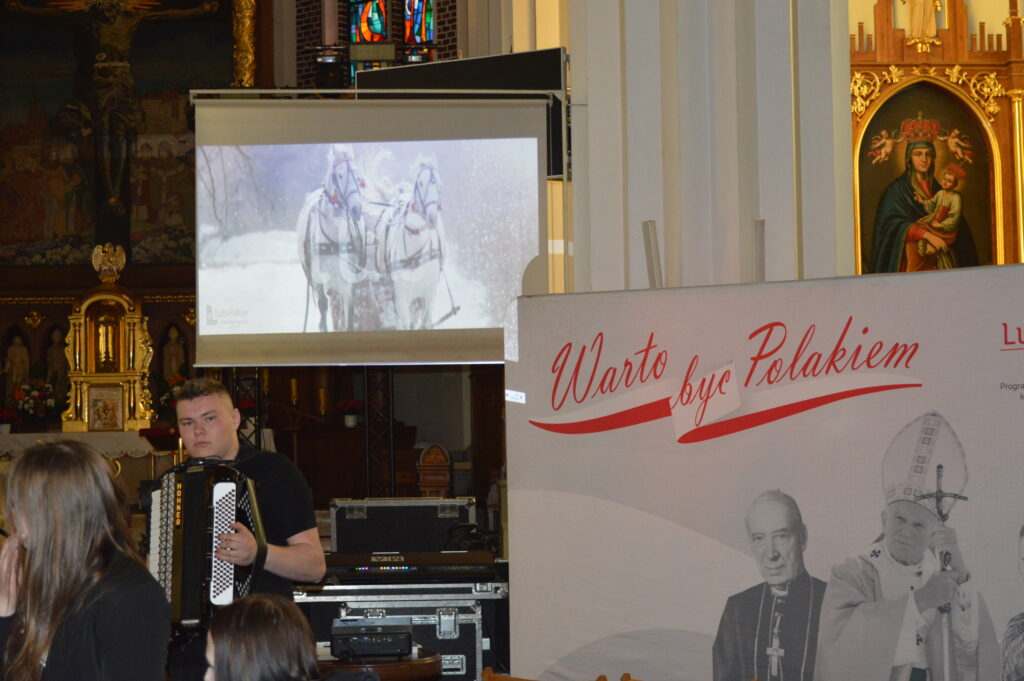 w Kościele stoją nagrodzeni uczestnicy konkursu na najciekawsze wykonanie montażu słowno-muzycznego poświęconego pamięci świętemu Jana Pawła drugiego