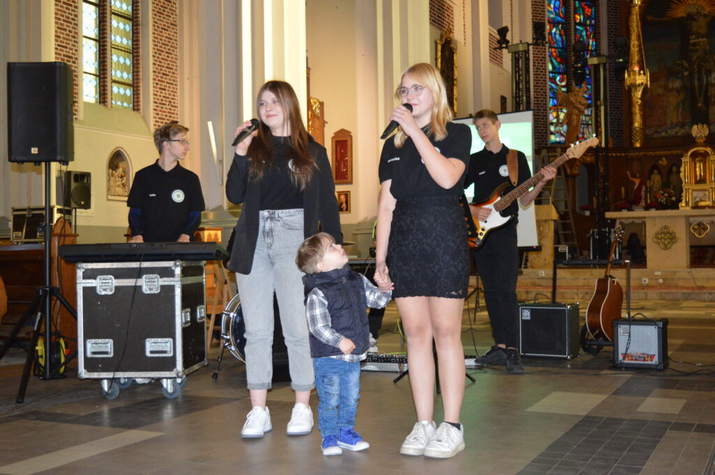 w Kościele stoją nagrodzeni uczestnicy konkursu na najciekawsze wykonanie montażu słowno-muzycznego poświęconego pamięci świętemu Jana Pawła drugiego