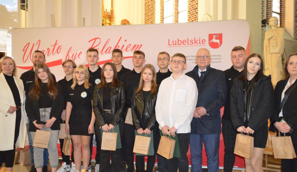 w Kościele stoją nagrodzeni uczestnicy konkursu na najciekawsze wykonanie montażu słowno-muzycznego poświęconego pamięci świętemu Jana Pawła drugiego