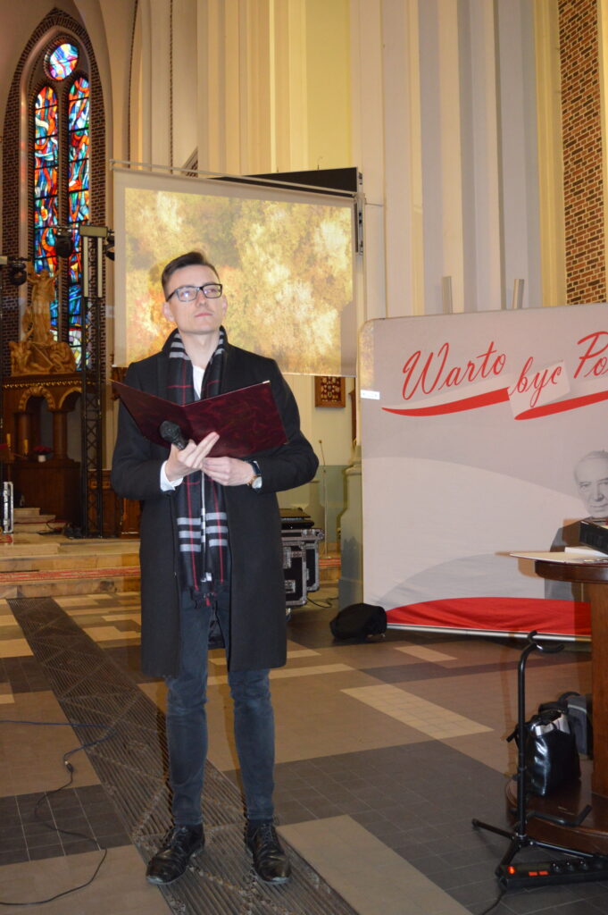 w Kościele stoją nagrodzeni uczestnicy konkursu na najciekawsze wykonanie montażu słowno-muzycznego poświęconego pamięci świętemu Jana Pawła drugiego